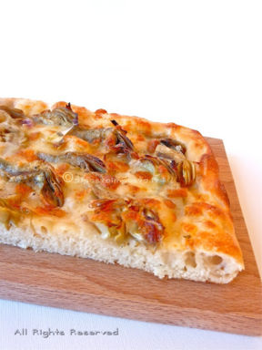 Pizza con carciofi e mozzarella