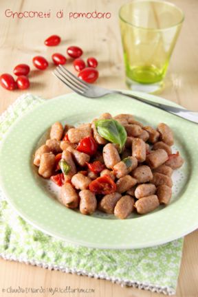 Gnocchetti di pomodoro con pomodorini e basilico