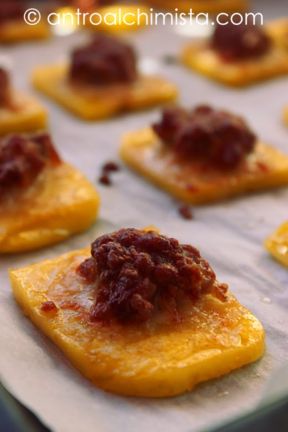 Crostini di Polenta con Pasta di Salsiccia e Pecorino