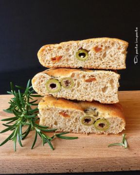 Focaccia semintegrale con olive e pomodori secchi