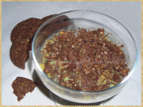 Coppa di crema inglese con frollini ai cereali e fave di cacao