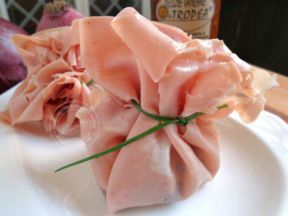 FAGOTTINI DI MORTADELLA RIPIENI DI DADOLATA DI BRUSCHETTA