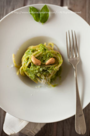 Spaghetti con crema di zucchine e anacardi tostati