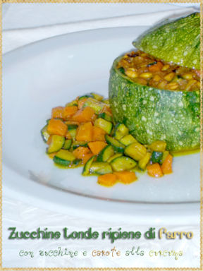 Zucchine tonde ripiene di farro con zucchine e carote alla curcuma