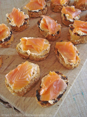 Crostini di salmone affumicato e Philadelphia / Croutons with smoked salmon and Philadelphia