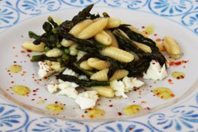 Gnocchetti agli asparagi e mozzarella, saltati nel latticello di bufala dop