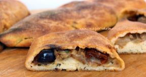 Calzone pizza, con lievito madre di semola, ripieno di  cipolla di Giarratana, Pachino secco e olive.