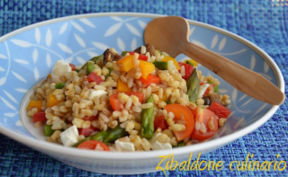 Insalata di cereali con verdure e feta