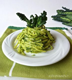 Linguine al pesto di cavolo nero e mandorle