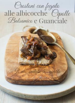 Crostone con fegato alle albicocche, cipolle, balsamico e guanciale croccante