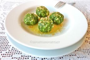 Canederli (Knödel) di cavolo nero con fontina e burro alle noci