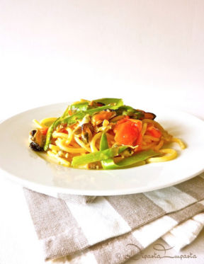 Spaghetti con cozze, vongole e nastri di asparagi