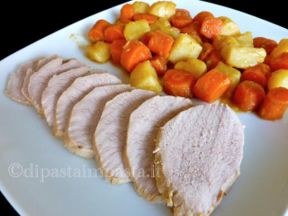 Arrosto di vitello con patate e carote in pentola a pressione