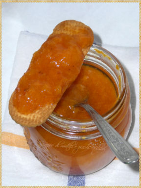 Confettura di albicocche e cannella