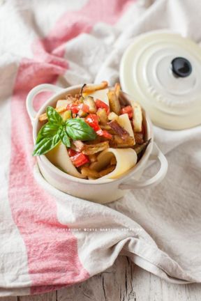 Mezzi paccheri con bacchette di melanzana fritte e dadolata di pomodori