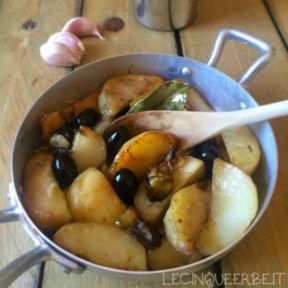 Patate in tegame con carciofi, olive e alloro