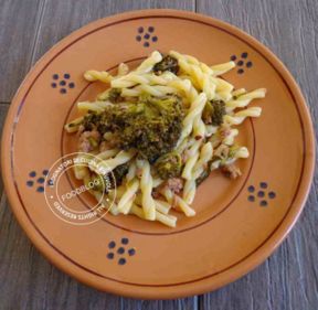 PASTA CON BROCCOLI E SALSICCIA