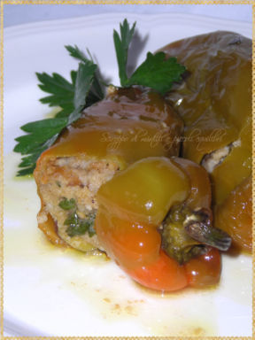 Peperoni verdi dolci ripieni di aringa