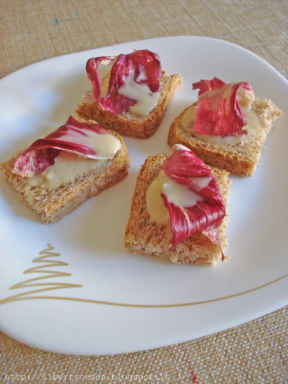 Tartine di pane integrale, gorgonzola e radicchio / Canapes with brown bread, blue cheese and Chioggia chicory