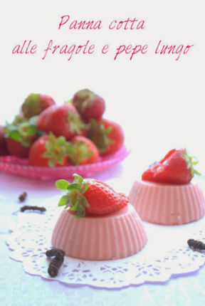Panna cotta alle fragole e pepe lungo