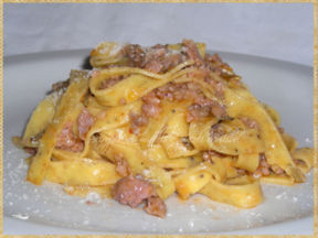 Tagliatelle ai cereali con salsiccia e rosmarino