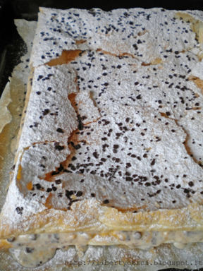 Millefoglie con crema pasticcera, gocce di cioccolato e granella di nocciole / Mille-feuille with pastry cream, chocolate drops and chopped hazelnuts