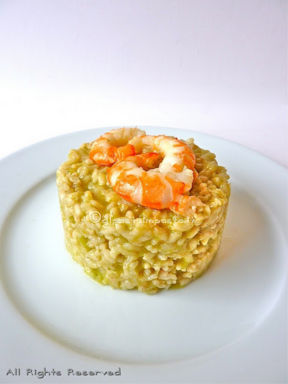 Risotto integrale al pesto di spinaci e gamberoni