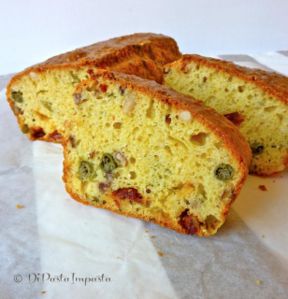 Cake salato di farro con pomodori secchi, olive e capperi