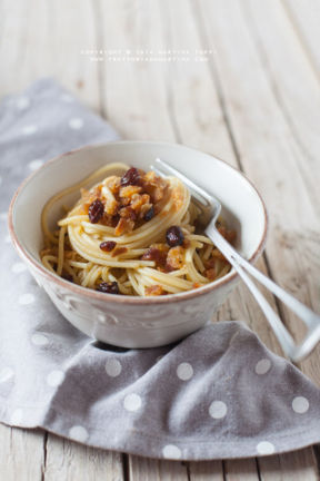 Spaghetti al pane tostato con pinoli e uvetta