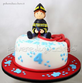 torta decorata con Pompiere per il compleanno di un bimbo, fireman cake bday