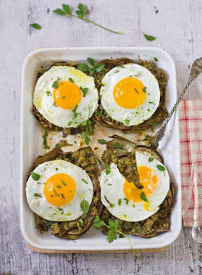 Secondo vegetariano di Pasqua: Uova al tegamino sui carciofi.