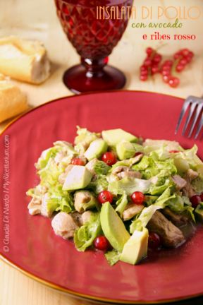 Insalata di pollo con avocado e ribes rosso