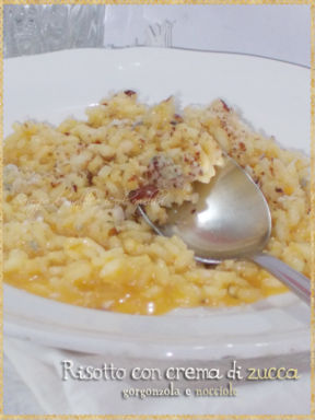 Risotto con crema di zucca, gorgonzola e nocciole