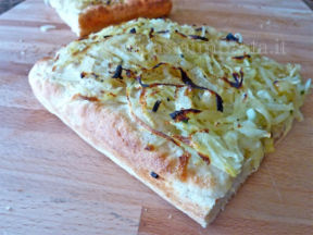 Focaccia con patate e cipolle