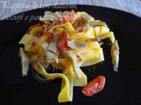 PAPPARDELLE DATTERINI, CARCIOFI E PANCETTA CROCCANTE