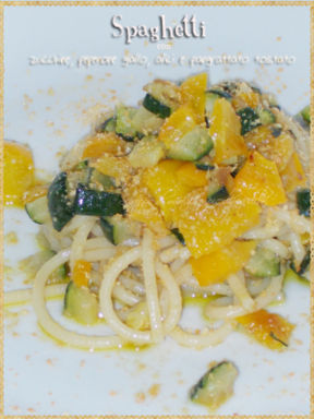 Spaghetti con zucchine, peperone giallo, alici e pangrattato tostato