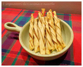 RICETTA SALATINI CON PATE' DI OLIVE VERDI