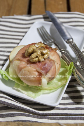Tomini piemontesi con pere, noci e speck
