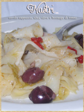 Nastri con cavolo cappuccio, alici, olive e bottarga di tonno