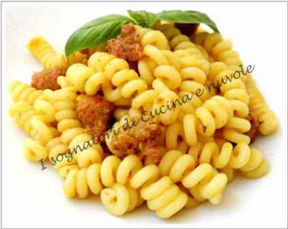 PASTA CON SALSICCIA IN CREMA DI CIPOLLOTTI