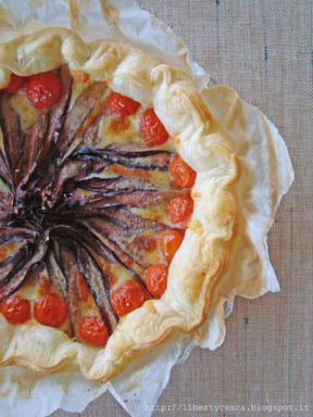 Torta salata con radicchio, pomodorini e scamorza / Cake with French pastry, radicchio, cherry tomatoes and scamorza cheese