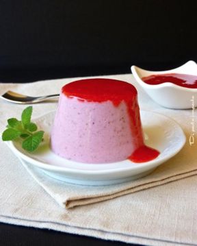 Budino di ricotta e fragole con agar-agar e coulis di fragole
