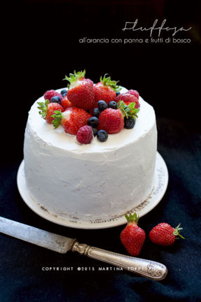 Fluffosa (chiffon cake) all'arancia con panna, fragole e frutti di bosco