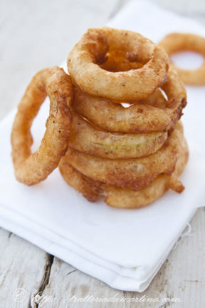 Per combattere la crisi regalatevi anelli, sì, ma di cipolla!  An onion ring is forever!