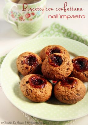 Biscotti vegani con confettura nell'impasto