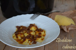 Ravioli di polenta e quartirolo con sugo di brasato al vino rosso