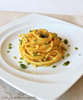Spaghetti in salsa di zucca con gorgonzola e pistacchi