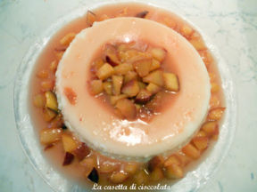 panna cotta alla salsa di pesche noci