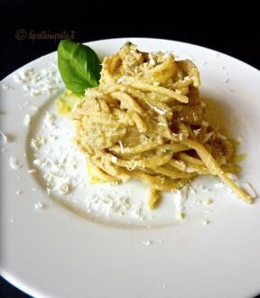 Spaghetti al pesto di melanzane e mandorle (ricetta siciliana)