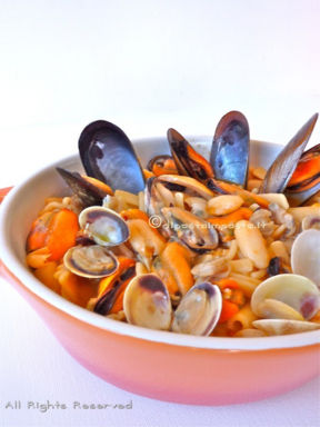 Pasta e fagioli con cozze e vongole